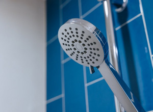 Očistite tuš za 15 minuta: Prirodna metoda efikasno uklanja kamenac, idealna je kada nemate vremena