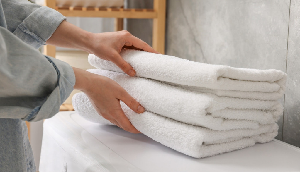 Posiveli peškiri će postati beli kao sneg: Dodajte 1 sastojak koji imate u kući i zablistaće kao da su tek kupljeni!