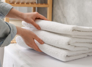 Posiveli peškiri će postati beli kao sneg: Dodajte 1 sastojak koji imate u kući i zablistaće kao da su tek kupljeni!