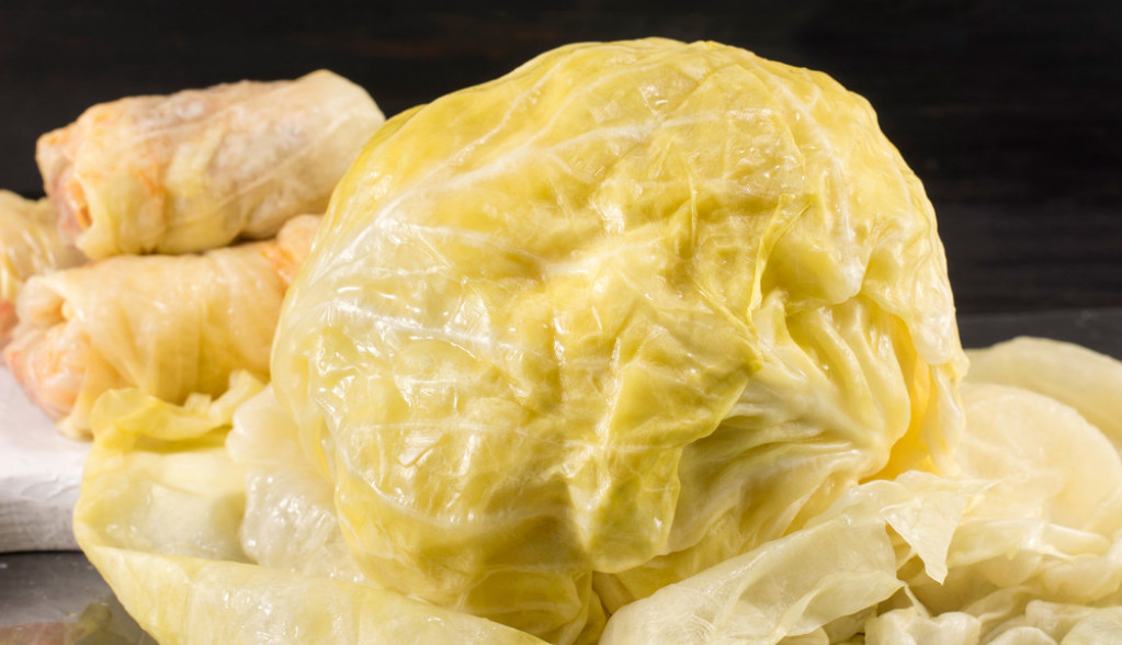 Ukiselite kupus na bakin način: Ovako se to najlakše radi, rasol će biti bistar, a izdržaće do proleća