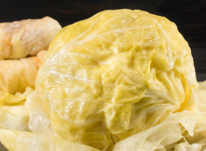 Ukiselite kupus na bakin način: Ovako se to najlakše radi, rasol će biti bistar, a izdržaće do proleća