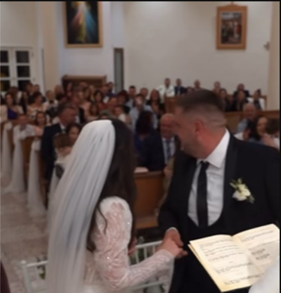 Hit snimak svadbe u Hercegovini: Za vreme venčanja, iza mladenaca se začulo „Nemoj, molim te!“, svi su bili u šoku!