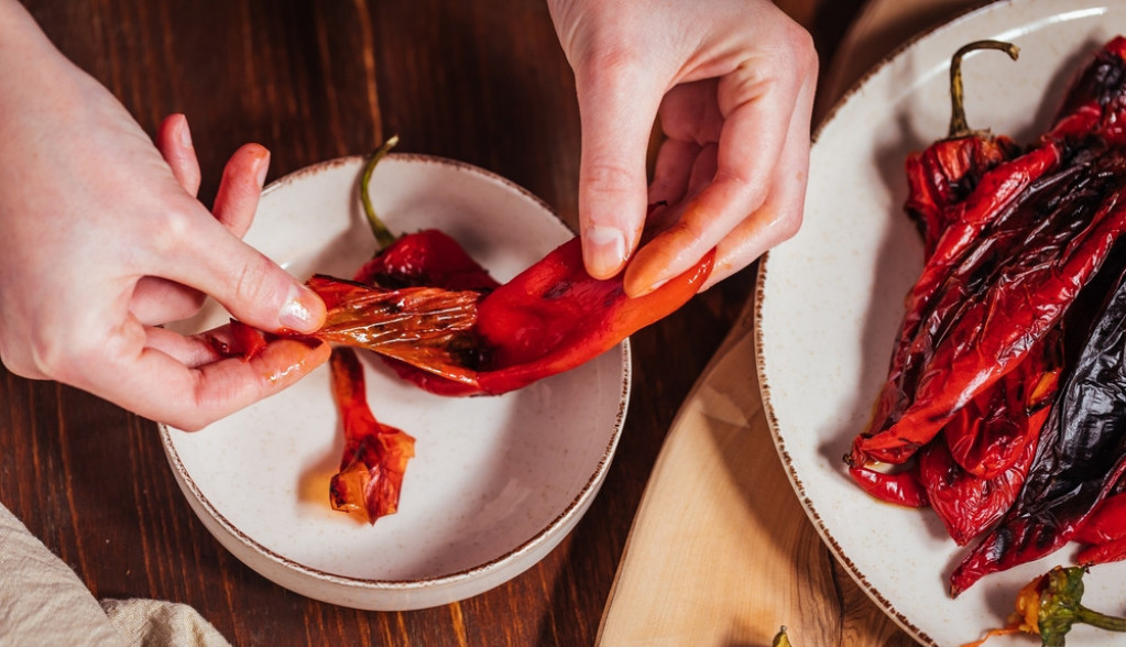 Brzo ljuštenje pečene paprike za ajvar: Kožica će se skinuti za sekund ako primenite ovaj trik