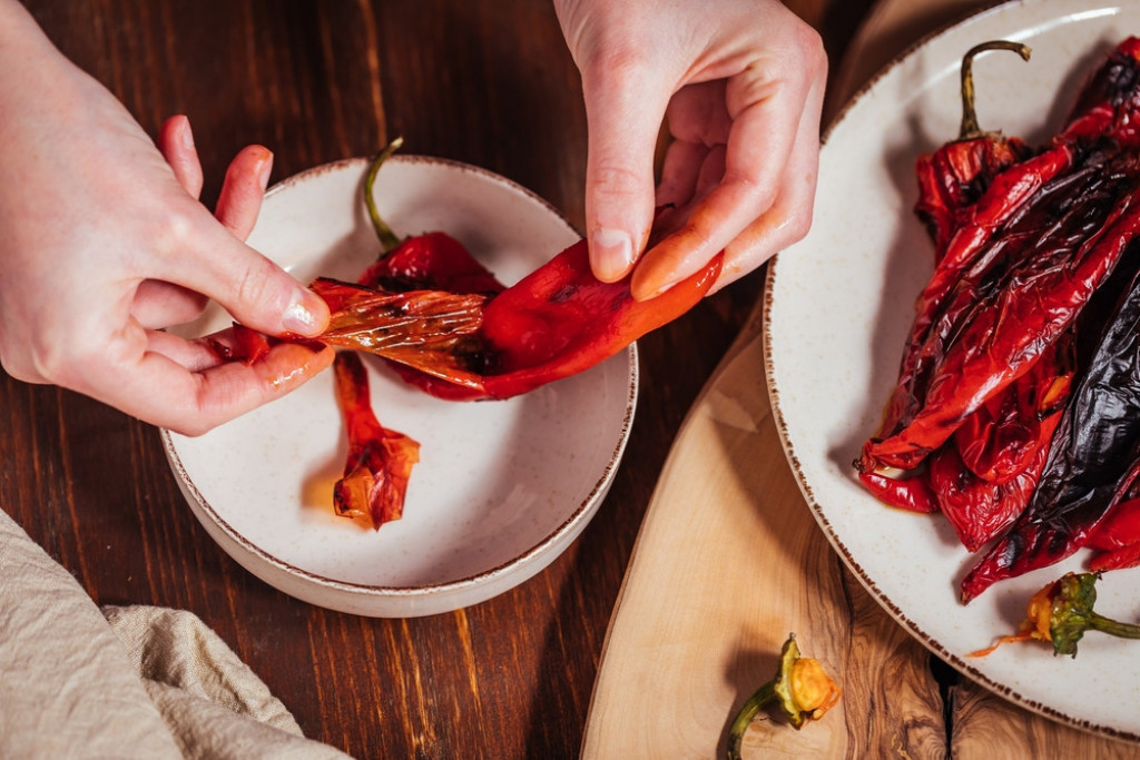 Brzo ljuštenje pečene paprike za ajvar: Kožica će se skinuti za sekund ako primenite ovaj trik