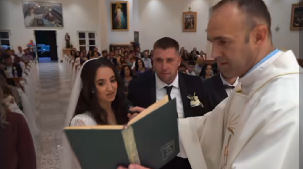Taman što su pošli da izgovore sudbonosno DA, sve je prekinuto: Urnebesni snimak nasmejao sve u crkvi, ona je rekla svoje