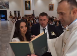Taman što su pošli da izgovore sudbonosno DA, sve je prekinuto: Urnebesni snimak nasmejao sve u crkvi, ona je rekla svoje