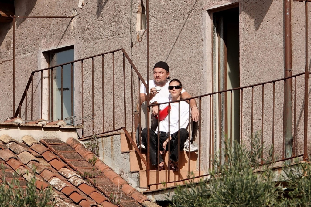 Da li biste vi tako putovali s dečkom? Poznati glumac otišao na odmor sa devojkom i majkom, svi se krste!
