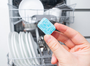 Natalija sama pravi tablete za pranje sudova: Koristi jeftine sastojke, a recept je prost kao pasulj!