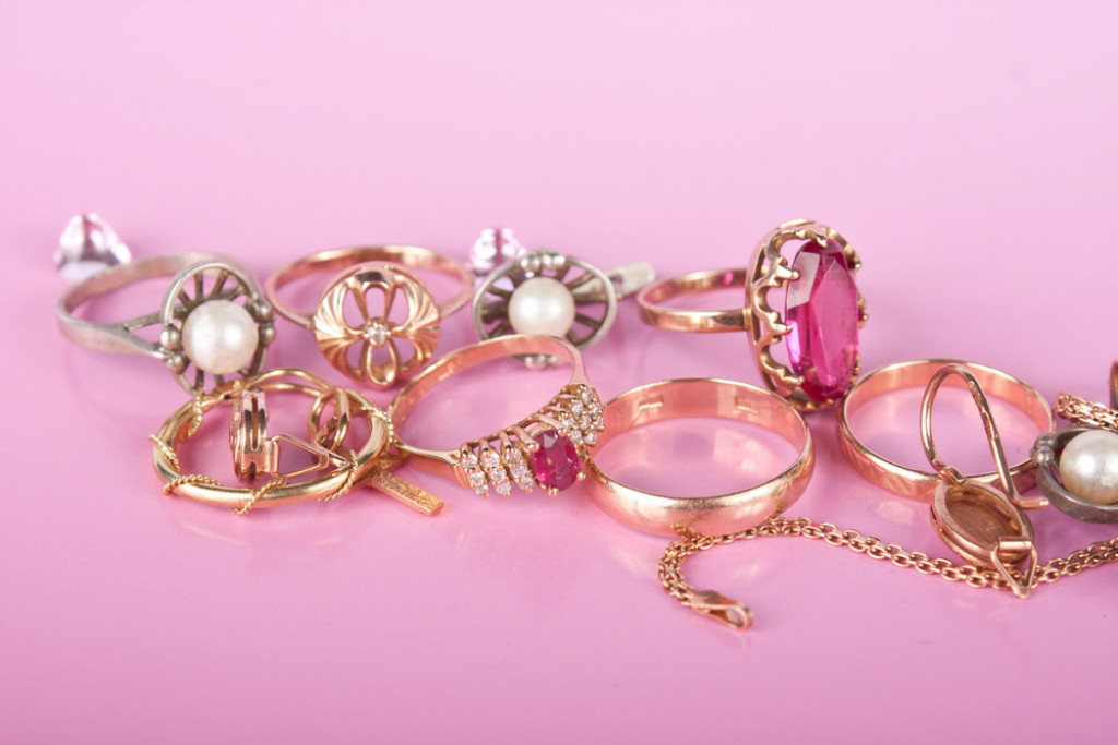 Čišćenje nakita od bižuterije: Ima više bakterija nego na wc šolji, evo kako da ga operete