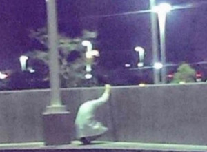 "Ne nose svi heroji plašt": Društvenim mrežama se širi fotografija slomljenog doktora, njegova tuga cepa dušu