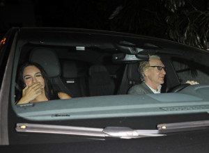 Lepa kao lutka, a loži se samo na dedice: Dok je ona u hotelu sa švalerom (68), kod kuće je čeka dečko (84) sa sinom