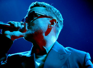 Slavni pevač hteo da joj peva, a ona ga nije ni primetila, jer je... Zbog ovoga će se kajati celi život, njena reakcija to i dokazuje