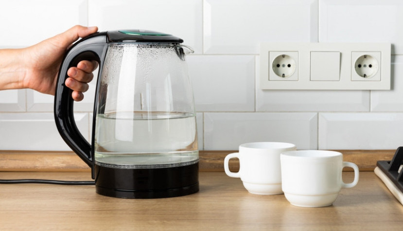 Skinite kamenac s kuvala za vodu: Ovo najbrže čisti žute mrlje koje su se nakupile unutra, a stoji vam u ormaru