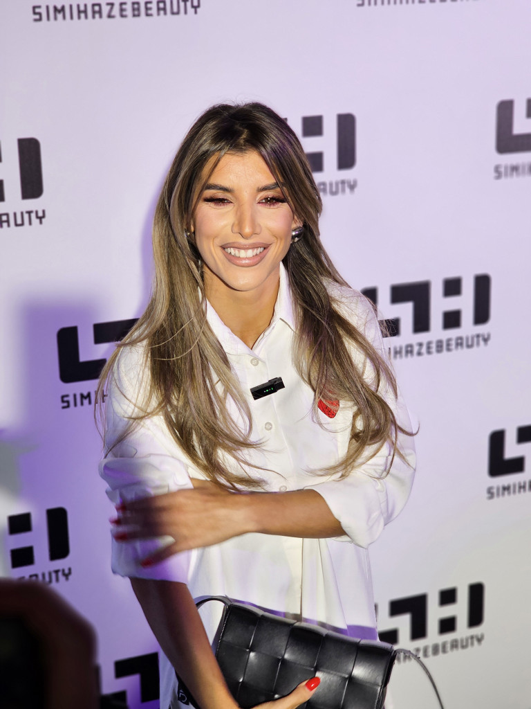 Demonstrirala kako vitkim devojkama odlično stoji predimenzionira odeća: Jovana Pajić u autfitu koji odlično pristaje ženama u tridesetim