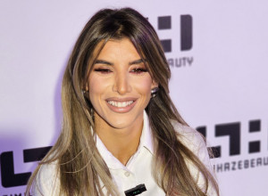 Demonstrirala kako vitkim devojkama odlično stoji predimenzionira odeća: Jovana Pajić u autfitu koji odlično pristaje ženama u tridesetim