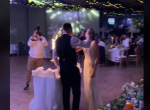 Gosti zinuli od čuda kad su mladenci izneli svadbenu tortu: Nekima je njihova ideja simpatična, kako se vama dopada?