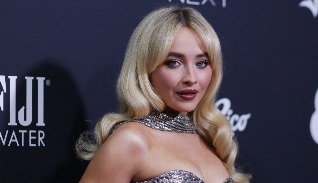 Haljina u disko fazonu i dubok šlic na butini: Mlada zvezda u usponu izdominirala na crvenom tepihu