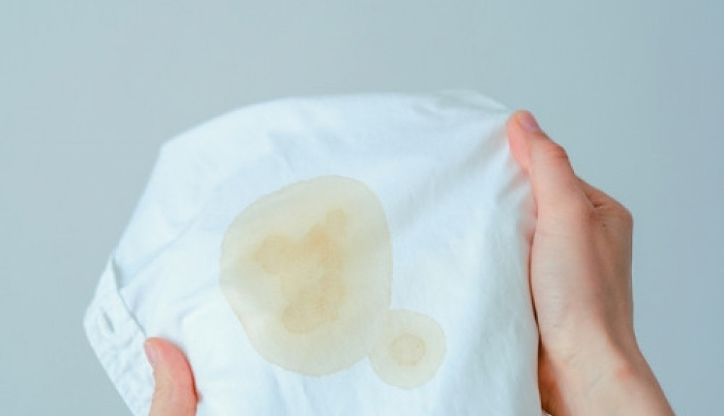 Fleke od ulja odlaze u prošlost: Evo kako da ih se rešite bez hemikalija i spasite omiljenu odeću