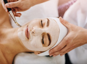 Isplate li se tretmani nege lica? Eksperti dali svoje mišljenje, ovo morate da znate pre nego pozovete kozmetičara