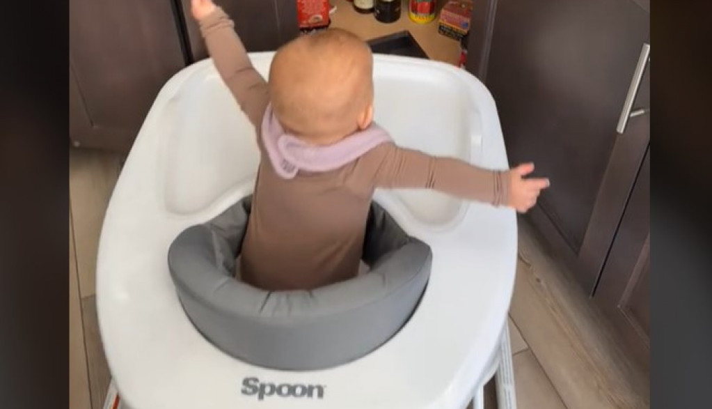 Preslatka beba očarala ljude: Prvi put je probala ribu, a njena reakcija je urnebesna!