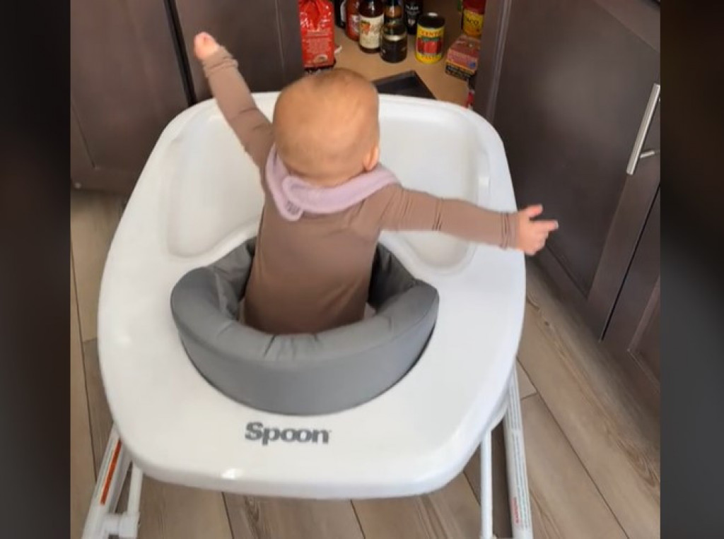 Preslatka beba očarala ljude: Prvi put je probala ribu, a njena reakcija je urnebesna!