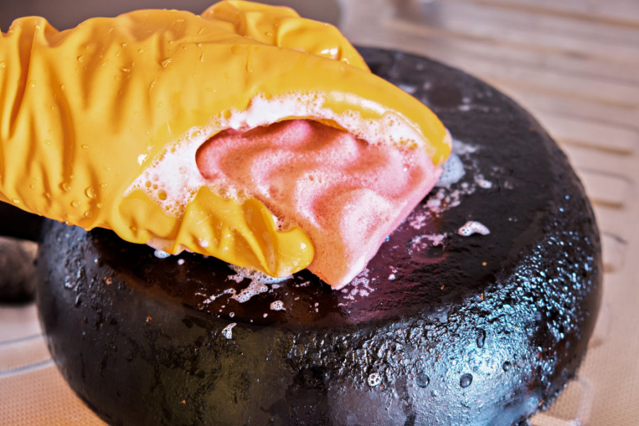 Razara masnoću na dnu šerpi i tiganja, nećete više ribati kao ludi: Sve sastojke imate 100% u kući, jedan je najvažniji za ovo