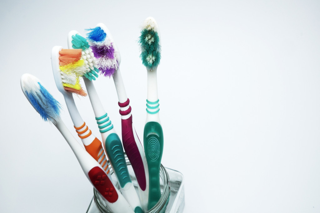 Na tuševima i četkicama za zube se lepe "nikad viđene" bakterije: Naučnici objasnili šta treba da uradite u ovoj situaciji