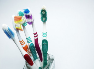 Na tuševima i četkicama za zube se lepe "nikad viđene" bakterije: Naučnici objasnili šta treba da uradite u ovoj situaciji