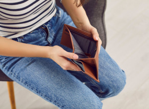 Svi ovo drže u novčaniku, a samo privlači bedu i siromaštvo: Ako želite da se novac lepi za vas, bacite ih u prvu kantu na koju naiđete