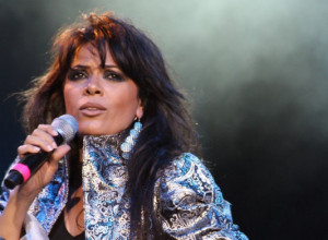 Sa 30 je ostala udovica i odgajila četvoro dece, od njih tražila samo jedno: Životna priča svetske zvezde, Jasmin Levi