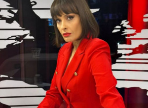 Ljudi ne veruju šta gledaju: Srpska voditeljka snimljena ispod stola, da li je moguće da nosi ovo u programu uživo