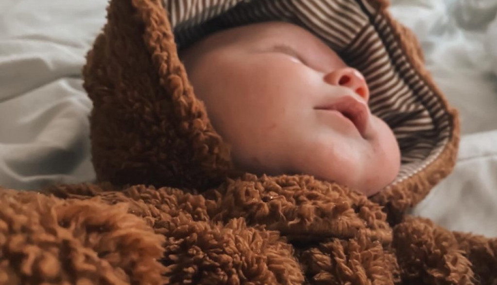 Mališa je postao hit na internetu: On ne puzi na stomaku kao sve bebe, otkrio je način koji je nasmejao 10 miliona ljudi!