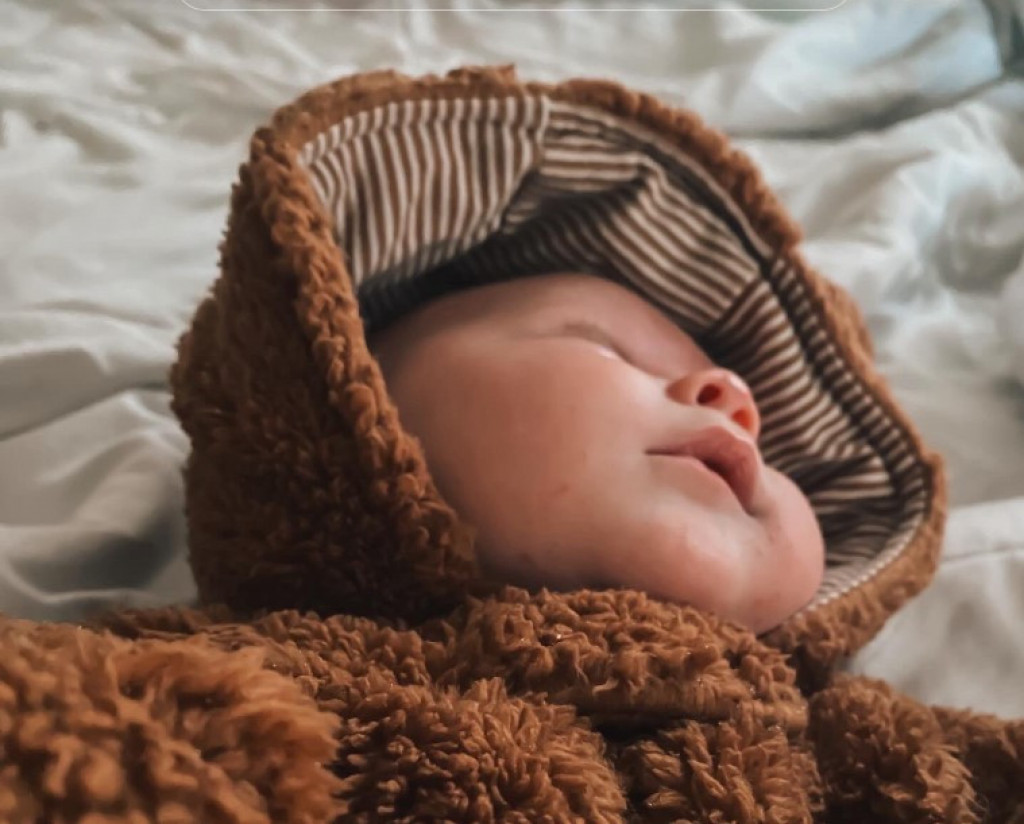 Mališa je postao hit na internetu: On ne puzi na stomaku kao sve bebe, otkrio je način koji je nasmejao 10 miliona ljudi!