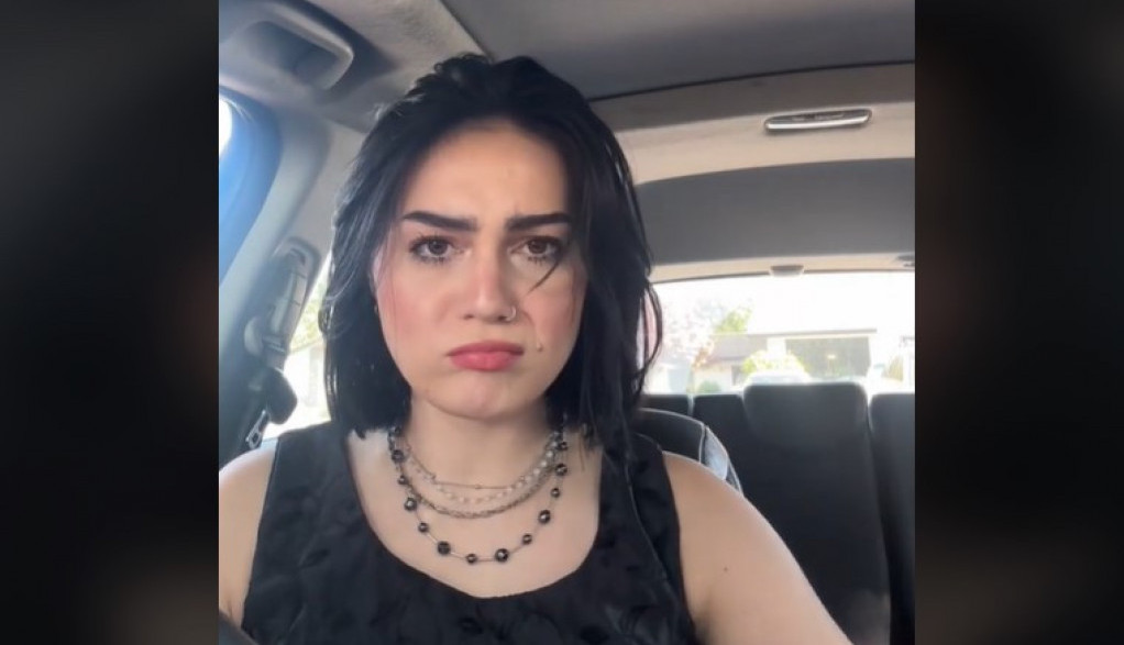 Nije mogla da veruje: Devojka je kupila polovnu tašnu, a onda je gurnula ruku u džep i šokirala se!