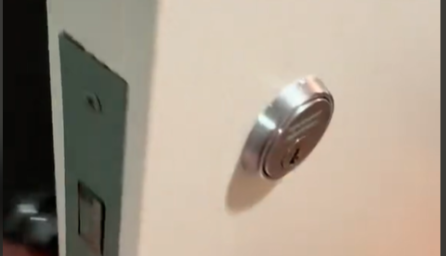 Pokazao vrata hotelske sobe i svima se digla kosa na glavi: Snimak brzinom svetlosti postao viralan