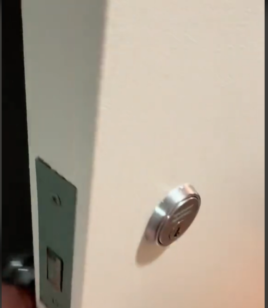 Pokazao vrata hotelske sobe i svima se digla kosa na glavi: Snimak brzinom svetlosti postao viralan