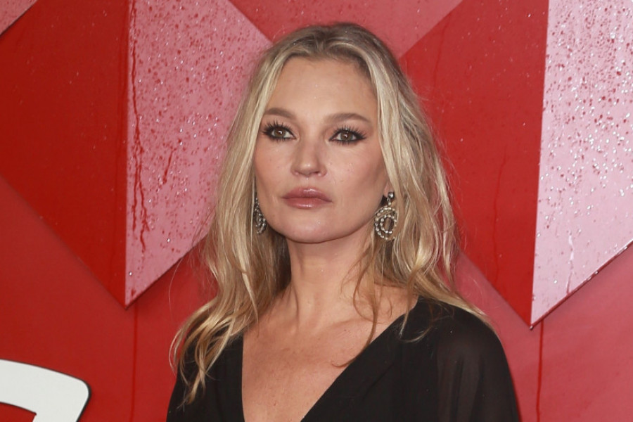 ,,Ništa nije tako ukusno kao mršavost": Kejt Mos nakon 2 godine pauze očarala na modnoj pisti, sa 50 godina izgleda kao devojčica