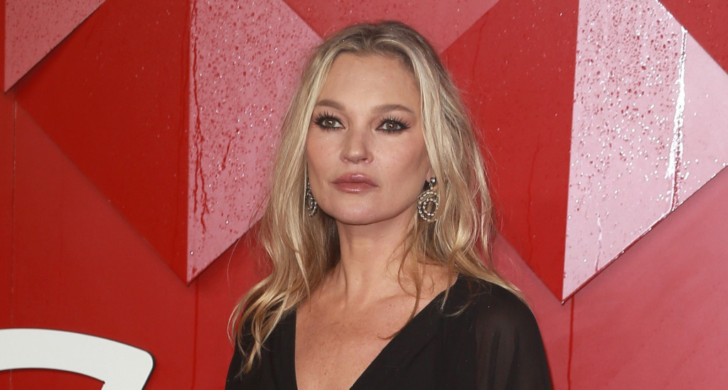 ,,Ništa nije tako ukusno kao mršavost": Kejt Mos nakon 2 godine pauze očarala na modnoj pisti, sa 50 godina izgleda kao devojčica