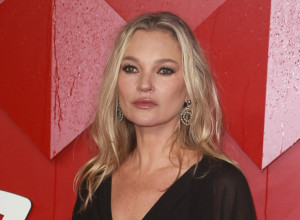 ,,Ružne" farmerke su ponovo u modi: U njima se jedva diše, ali zato ćete izgledati mršavo kao Kejt Mos, vizuelno izdužuju figuru