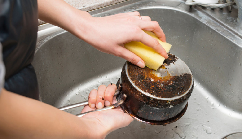 Spasite vaše zagorele sudove: Pomešajte so i još jedan sastojak iz frižidera, šerpa će sijati kao nova!