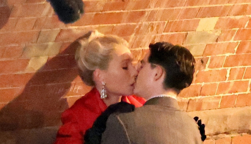 Dohvatili se nasred parka: Slavna glumica ščepala 20 godina mlađeg kolegu pa ga ne pušta