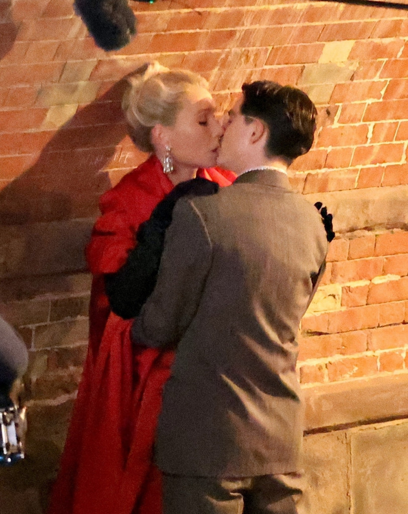 Dohvatili se nasred parka: Slavna glumica ščepala 20 godina mlađeg kolegu pa ga ne pušta