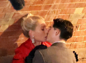 Dohvatili se nasred parka: Slavna glumica ščepala 20 godina mlađeg kolegu pa ga ne pušta