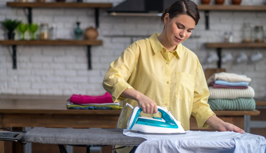 Kako očistiti braon fleke i kamenac sa pegle: Istrljajte poleđinu ovim sredstvom, više neće ostavljati tragove na odeći!