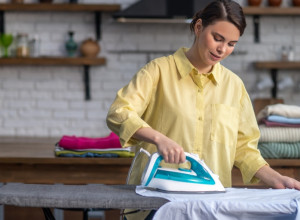 Kako očistiti braon fleke i kamenac sa pegle: Istrljajte poleđinu ovim sredstvom, više neće ostavljati tragove na odeći!
