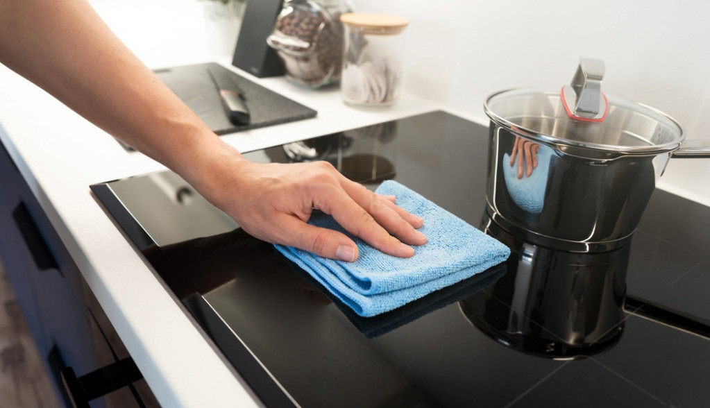 Kako se čisti šporet sa ravnom pločom: Nećete ga oštetiti ako upotrebite ovu namirnicu, a biće kao nov!