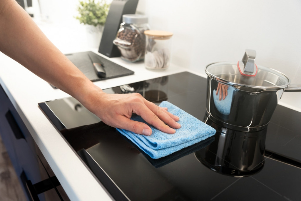 Kako se čisti šporet sa ravnom pločom: Nećete ga oštetiti ako upotrebite ovu namirnicu, a biće kao nov!