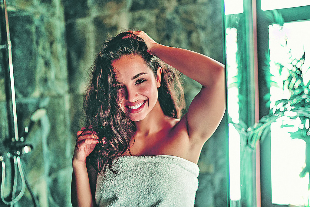 Svi u ovome greše kad peru kosu: Frizerka otkrila šta treba uraditi da bi bila bujna i jaka