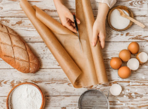 Ovaj trik koriste profesionalni kuvari i za to imaju debeo razlog: Papir za pečenje stavljaju na dno pećnice, evo i zašto