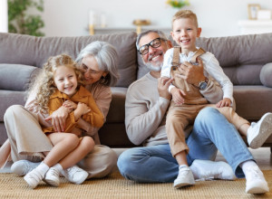Babe i dede često prave ovu grešku: Njihova pomoć u čuvanju unuka je značajna, ali na jednu stvar treba da obrate pažnju